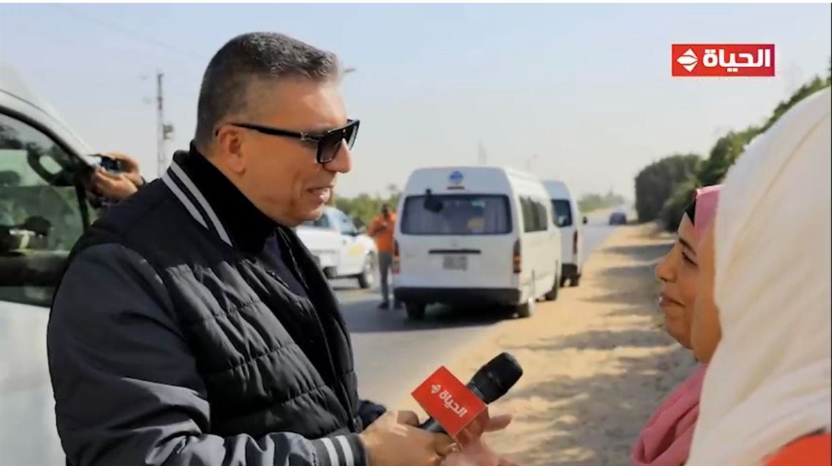 وخلال فقرة «سيارة المفاجآت»، التقى الليثي بالسيدتين منى وأسماء أثناء توجههما إلى المزرعة للعمل، وقالت منى إنها متزوجة ولديها ثلاثة أبناء، وتعمل في جمع الفراولة والطماطم مقابل 150 جنيهًا يوميًا لمساندة زوجها والإنفاق على أسرتها