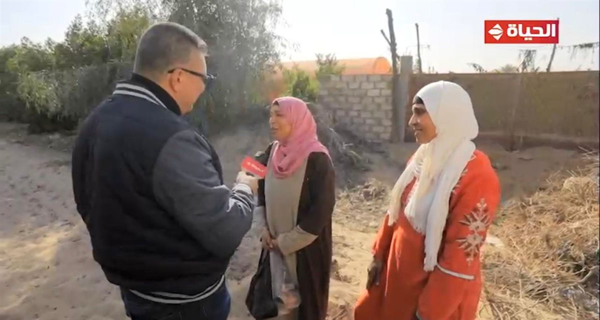 وخلال فقرة «سيارة المفاجآت»، التقى الليثي بالسيدتين منى وأسماء أثناء توجههما إلى المزرعة للعمل، وقالت منى إنها متزوجة ولديها ثلاثة أبناء، وتعمل في جمع الفراولة والطماطم مقابل 150 جنيهًا يوميًا لمساندة زوجها والإنفاق على أسرتها