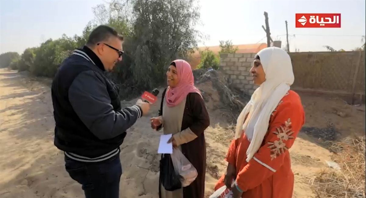 وخلال فقرة «سيارة المفاجآت»، التقى الليثي بالسيدتين منى وأسماء أثناء توجههما إلى المزرعة للعمل، وقالت منى إنها متزوجة ولديها ثلاثة أبناء، وتعمل في جمع الفراولة والطماطم مقابل 150 جنيهًا يوميًا لمساندة زوجها والإنفاق على أسرتها.