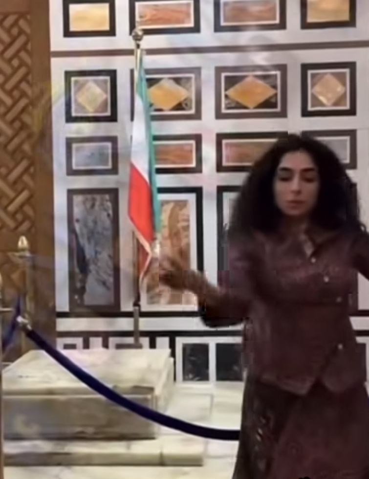 مقطع متداول لرقص فتاة بمسجد الرفاعي&nbsp;