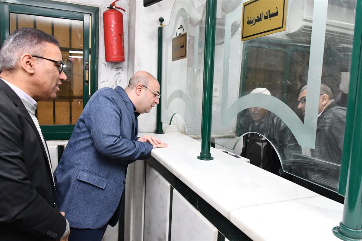 محافظ الفيوم يتفقد سير العمل بالمركز التكنولوجي بإطسا ويناقش المترددين على المركز