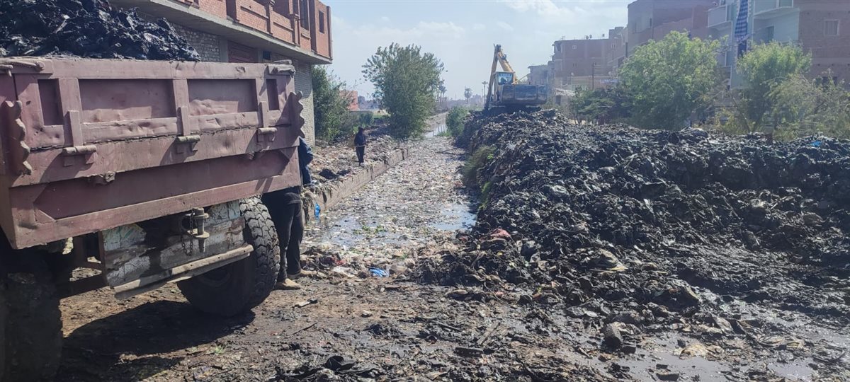 السكرتير المساعد للفيوم يتابع أعمال تطهير المجرى المائي بعزبة 