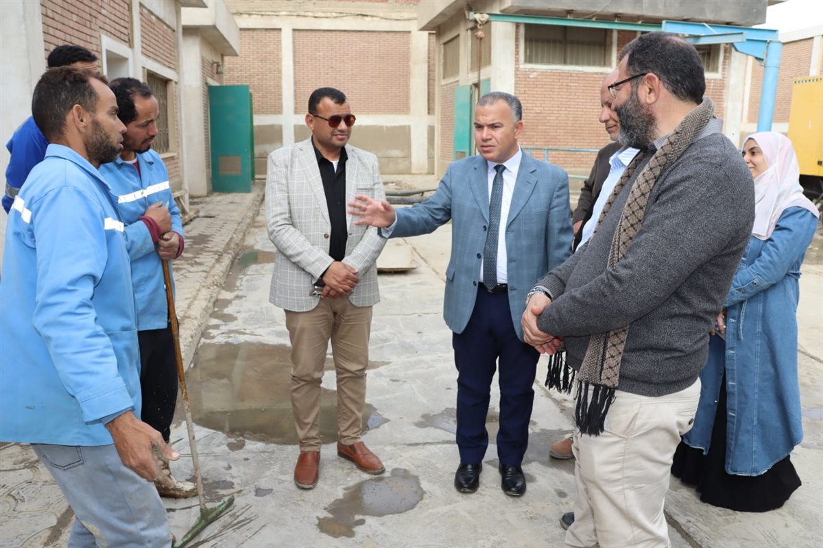 رئيس مياه الفيوم يكافئ عمال محطة رفع صرف صحي كوم أوشيم 2 تقديراً لجهودهم
