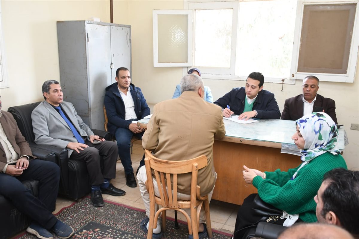 نائب محافظ الفيوم يعقد لقاءً لخدمة المواطنين بقرية هوارة عدلان لبحث 21 حالة
