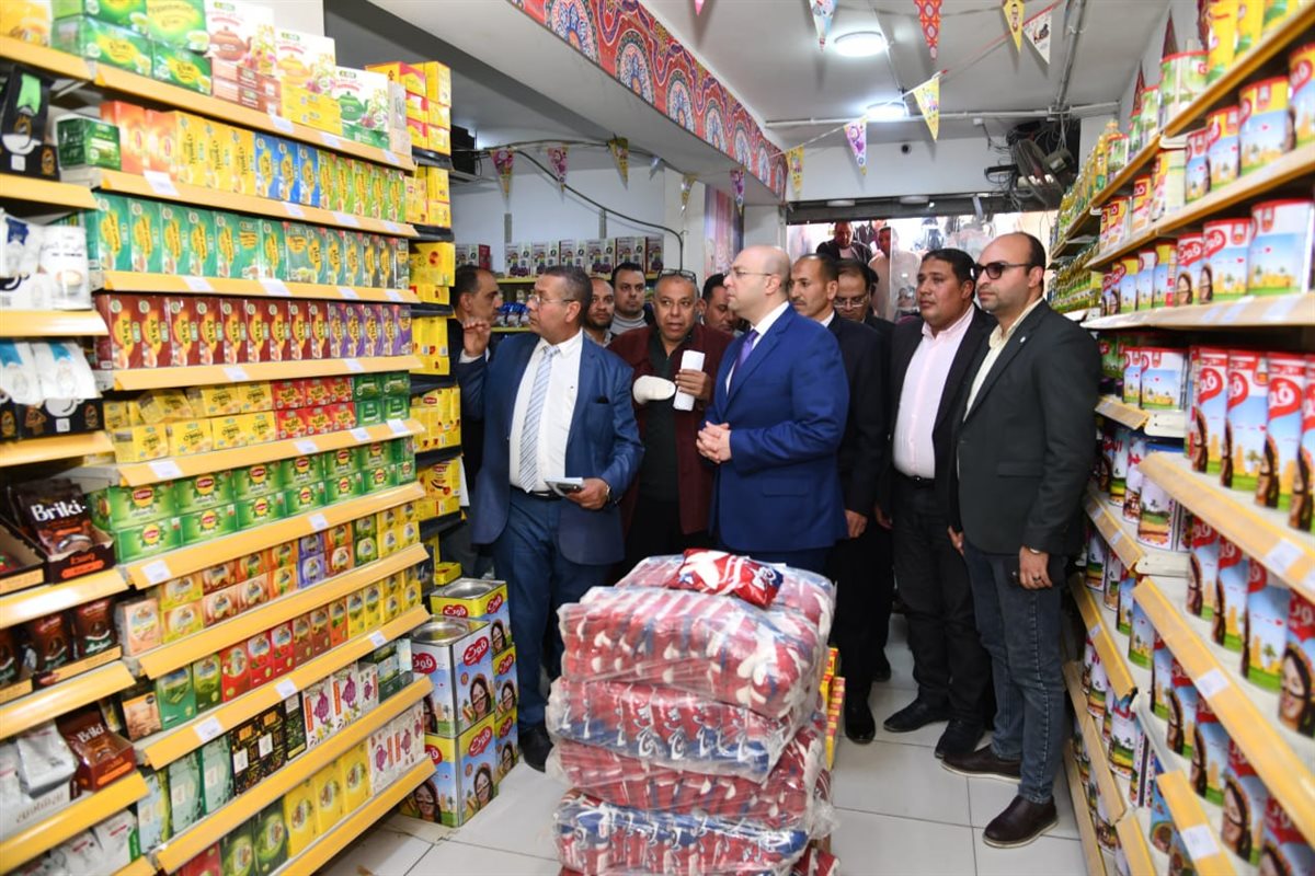 محافظ الفيوم يتفقد عدداً من محال بيع السلع الغذائية والمخابز بمدينة سنورس