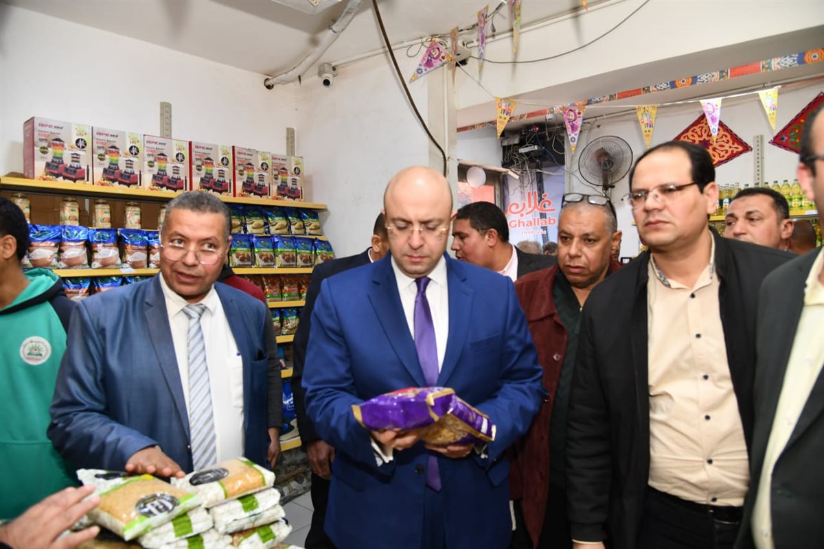 محافظ الفيوم يتفقد عدداً من محال بيع السلع الغذائية والمخابز بمدينة سنورس