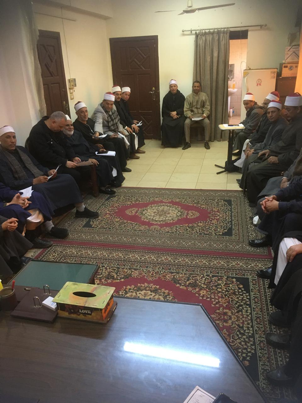 مدير أوقاف الفيوم يجتمع بمديري الإدارات لمتابعة جهود رمضان والاستعداد لعيد الفطر