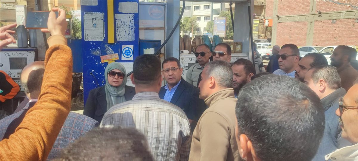 سكرتير عام مساعد الفيوم يتفقد عدداً من محطات الوقود ومواقف سيارات الأجرة بمركزي أبشواي&nbsp;