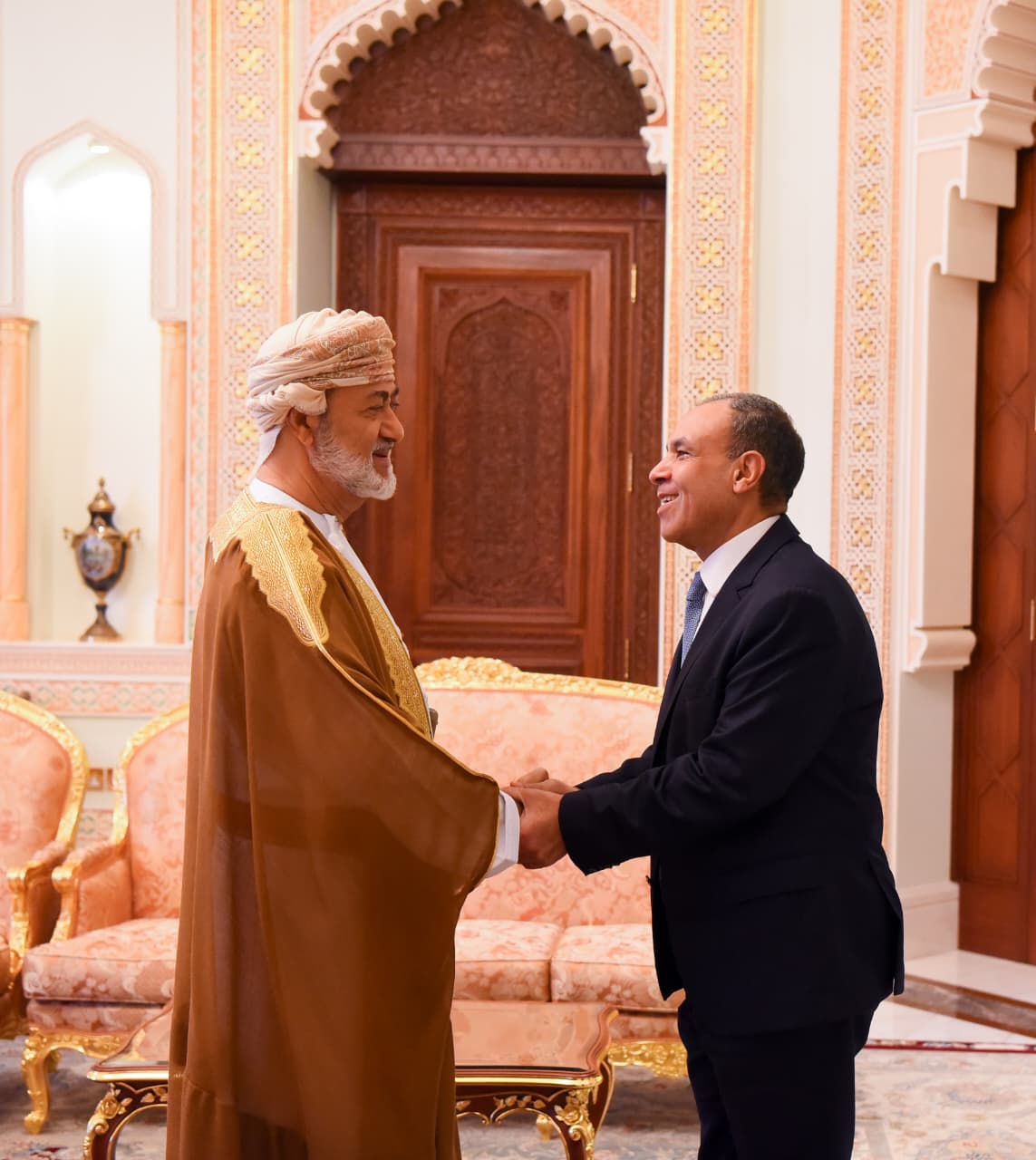 <strong>وزير الخارجية ينقل رسالة تضامن إلى سلطان عمان ويبحث جهود احتواء التصعيد الإقليمي</strong>