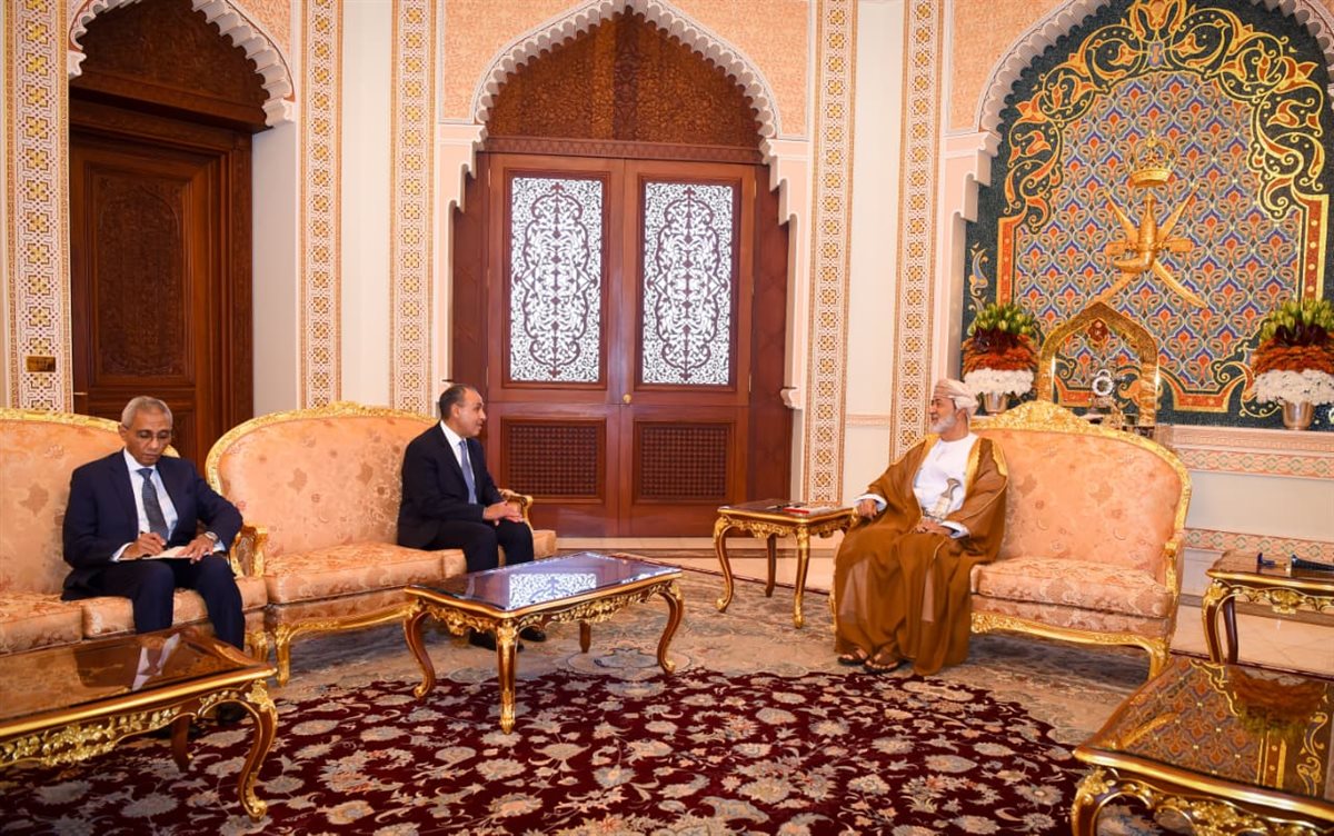 <strong>وزير الخارجية ينقل رسالة تضامن إلى سلطان عمان ويبحث جهود احتواء التصعيد الإقليمي</strong>