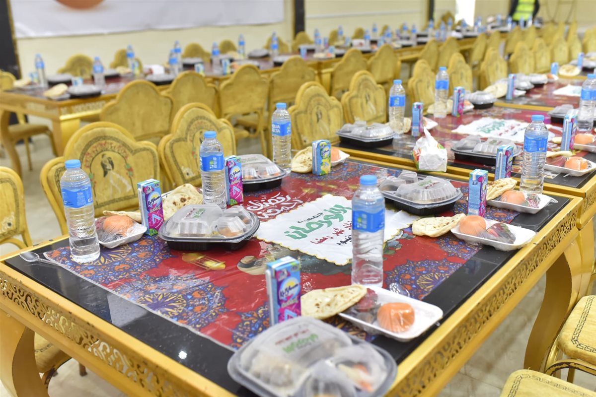 بوجبات ساخنة وموائد إفطار.. 