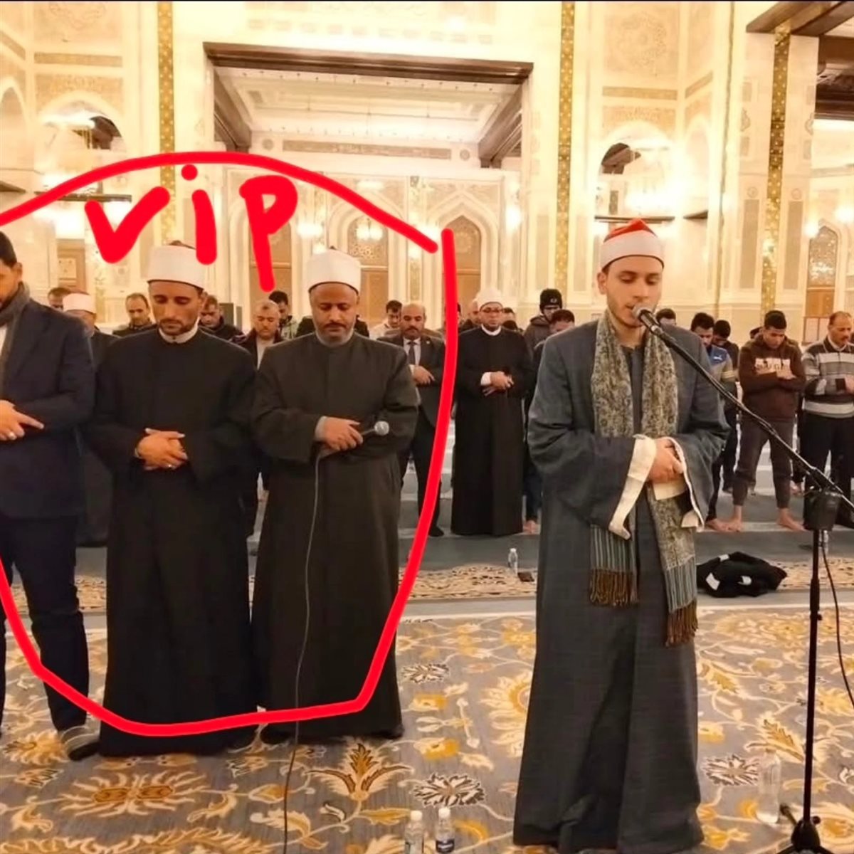 <strong>صفوف vip في الصلاة</strong>