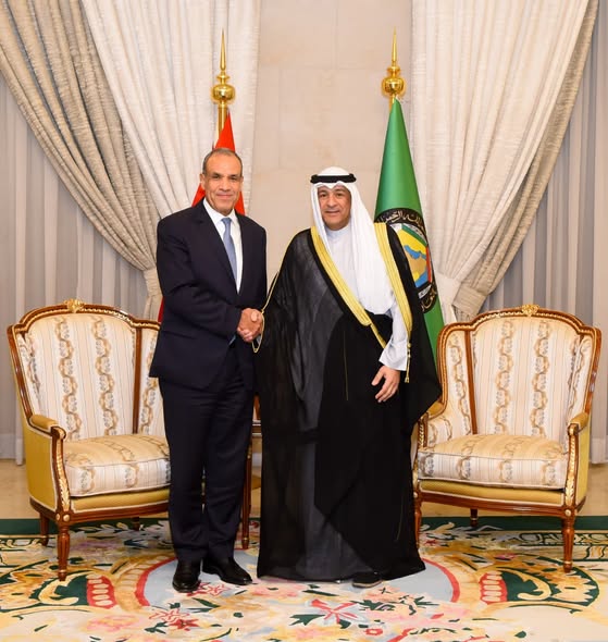 <strong>وزير الخارجية يعقد لقاءً مع أمين عام مجلس التعاون الخليجي بالرياض لبحث خفض التصعيد</strong>