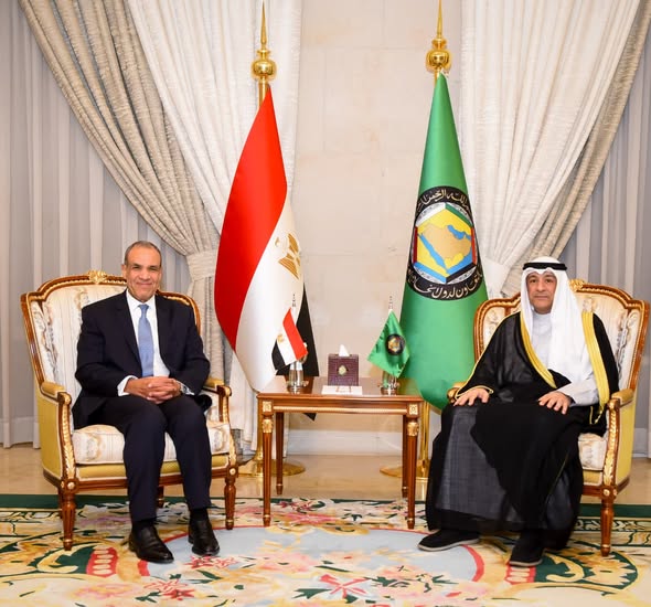 <strong>وزير الخارجية يعقد لقاءً مع أمين عام مجلس التعاون الخليجي بالرياض لبحث خفض التصعيد</strong>