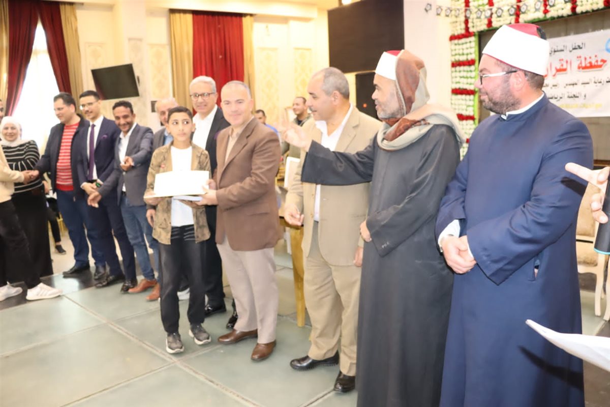 رئيس مياه الفيوم يكرم 50 من أبناء العاملين حفظة القرآن الكريم