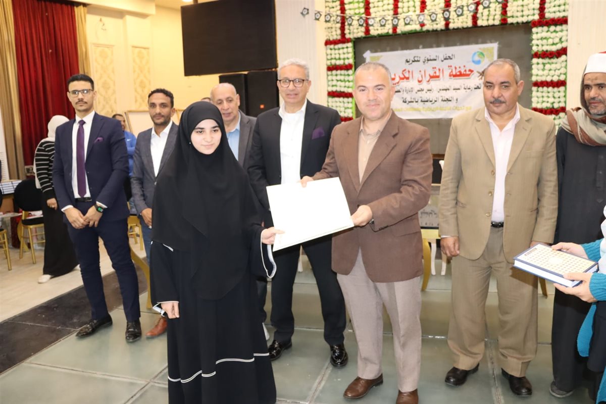 رئيس مياه الفيوم يكرم 50 من أبناء العاملين حفظة القرآن الكريم