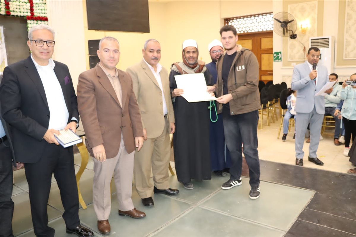 رئيس مياه الفيوم يكرم 50 من أبناء العاملين حفظة القرآن الكريم