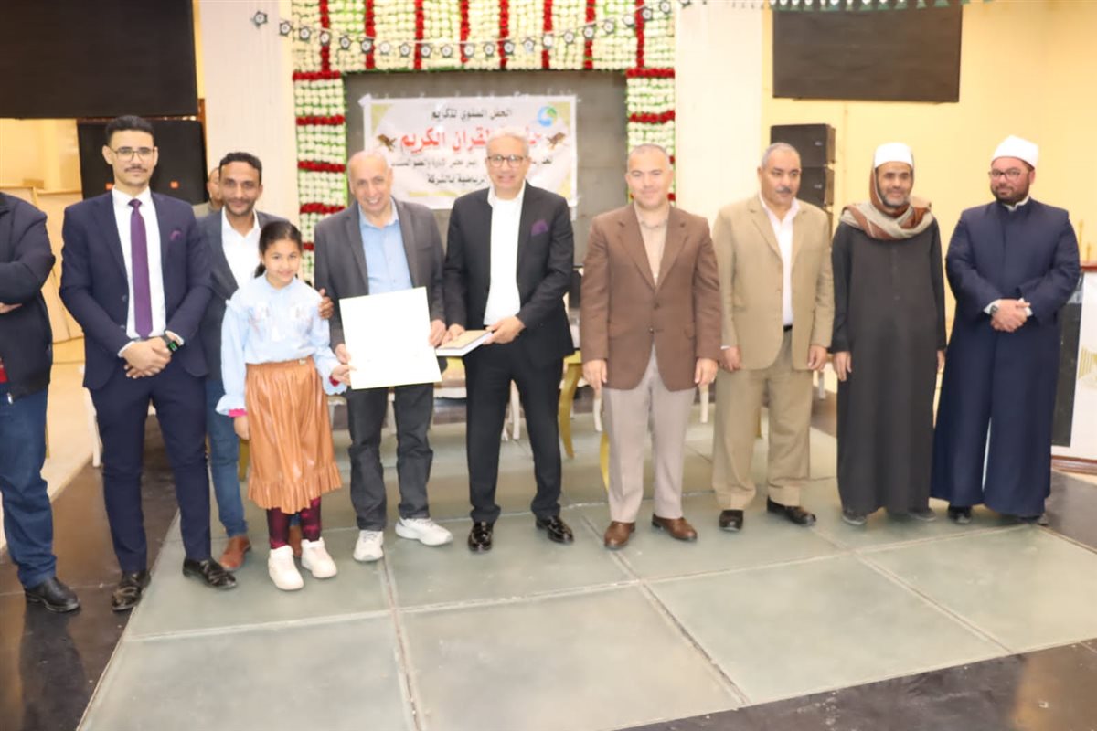 رئيس مياه الفيوم يكرم 50 من أبناء العاملين حفظة القرآن الكريم