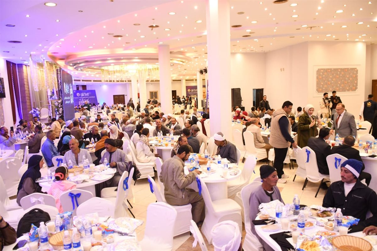 محافظ الفيوم يختتم ليالي شهر رمضان بمشاركة عمال المحافظة إفطارهم الجماعي &nbsp;