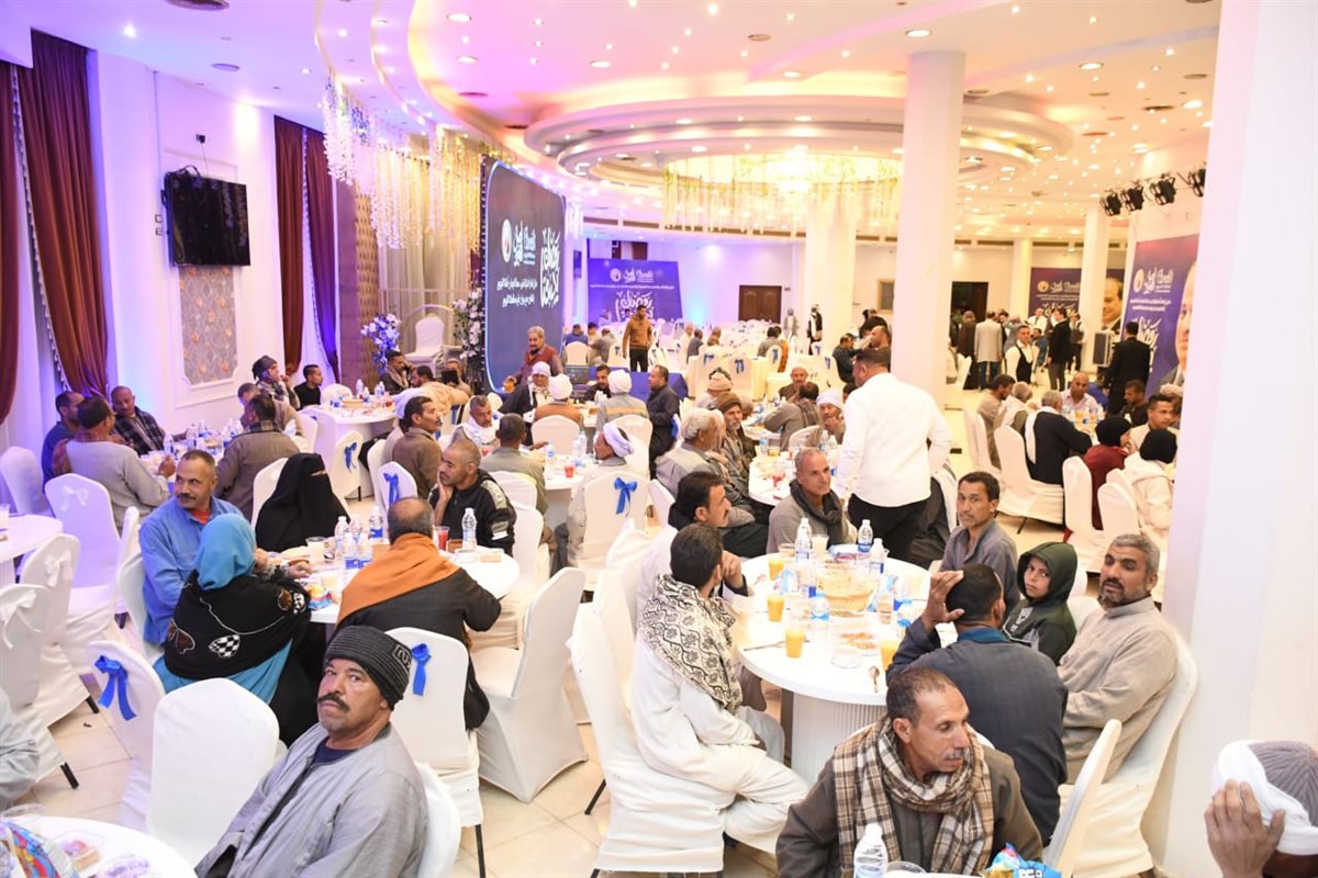 محافظ الفيوم يختتم ليالي شهر رمضان بمشاركة عمال المحافظة إفطارهم الجماعي &nbsp;