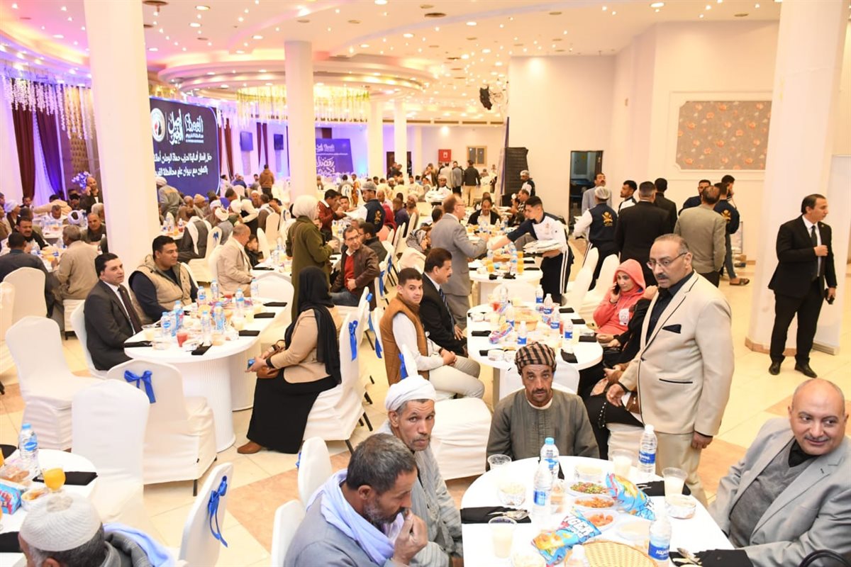 محافظ الفيوم يختتم ليالي شهر رمضان بمشاركة عمال المحافظة إفطارهم الجماعي &nbsp;