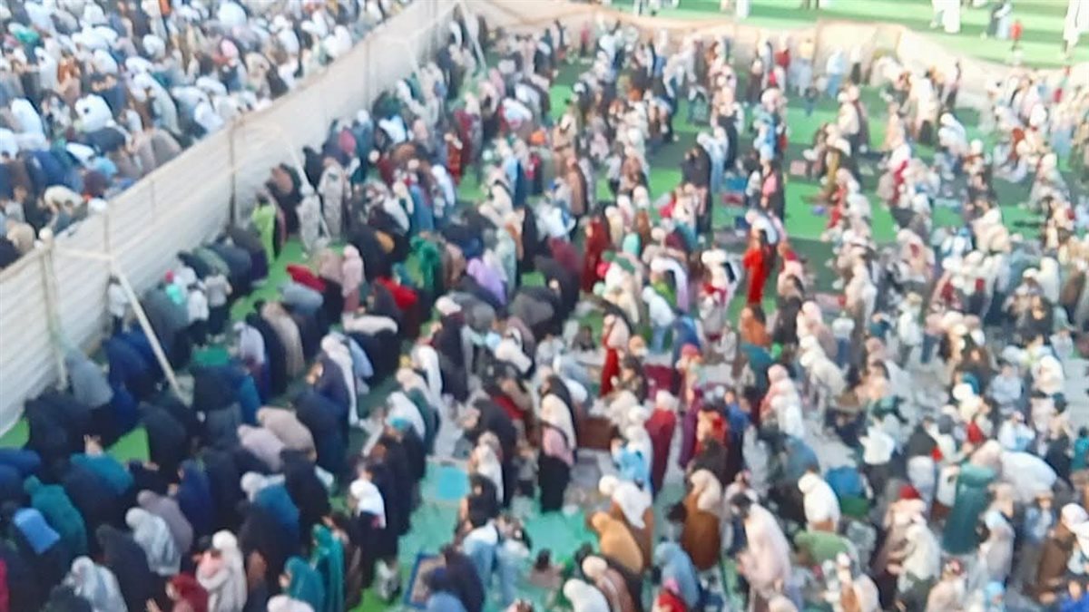مراكز الشباب بالفيوم تستقبل الاف المصليين لأداء صلاة عيد الفطر المبارك في الساحات