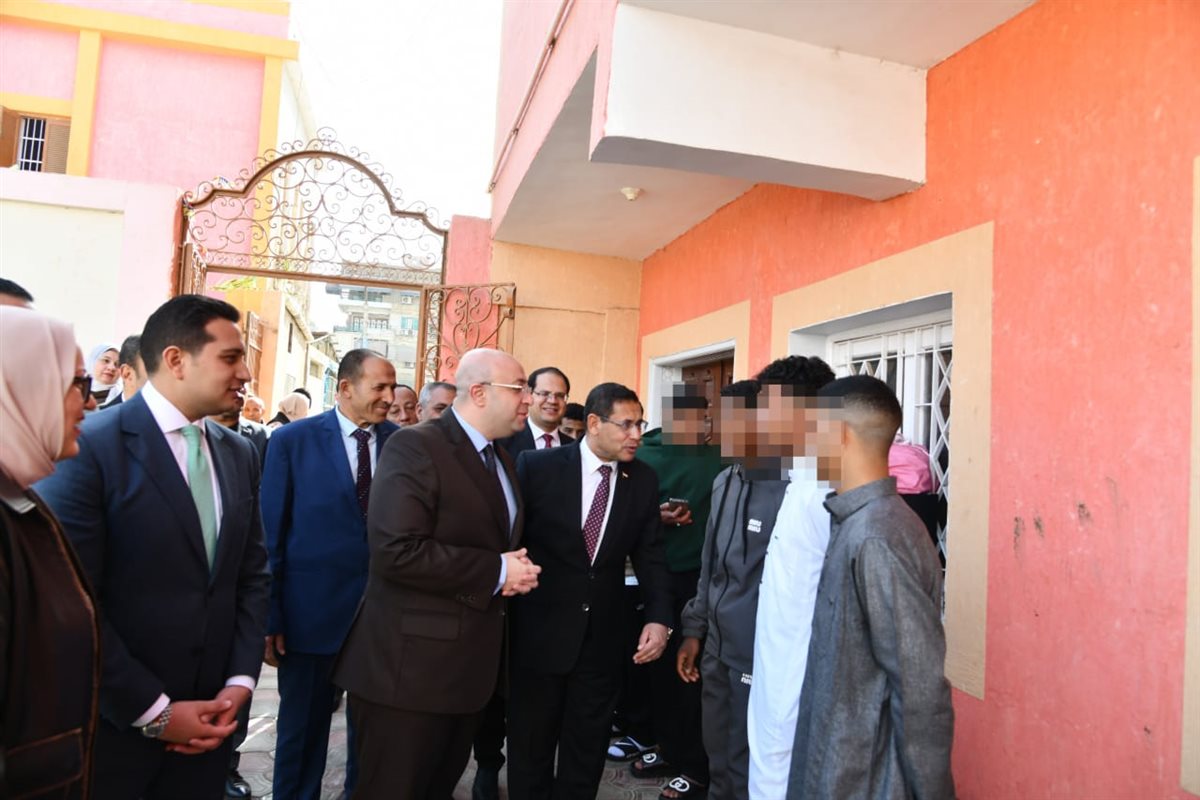 محافظ الفيوم يزور الأطفال الأيتام بجمعية تحسين الصحة لتهنئتهم بعيد الفطر المبارك