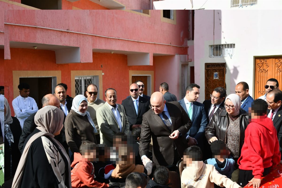 محافظ الفيوم يزور الأطفال الأيتام بجمعية تحسين الصحة لتهنئتهم بعيد الفطر المبارك