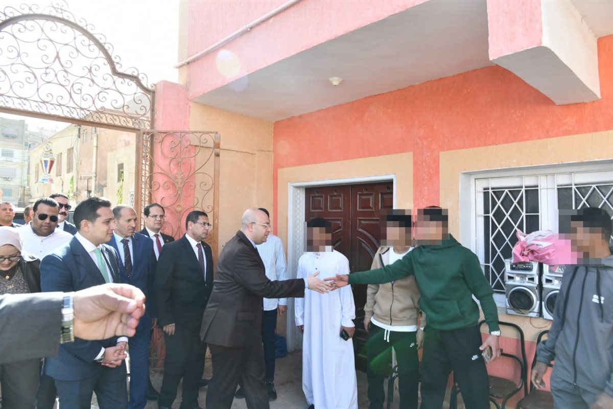 محافظ الفيوم يزور الأطفال الأيتام بجمعية تحسين الصحة لتهنئتهم بعيد الفطر المبارك