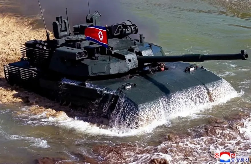 زعيم كوريا الشمالية يقود دبابة جديدة رفقة ابنته