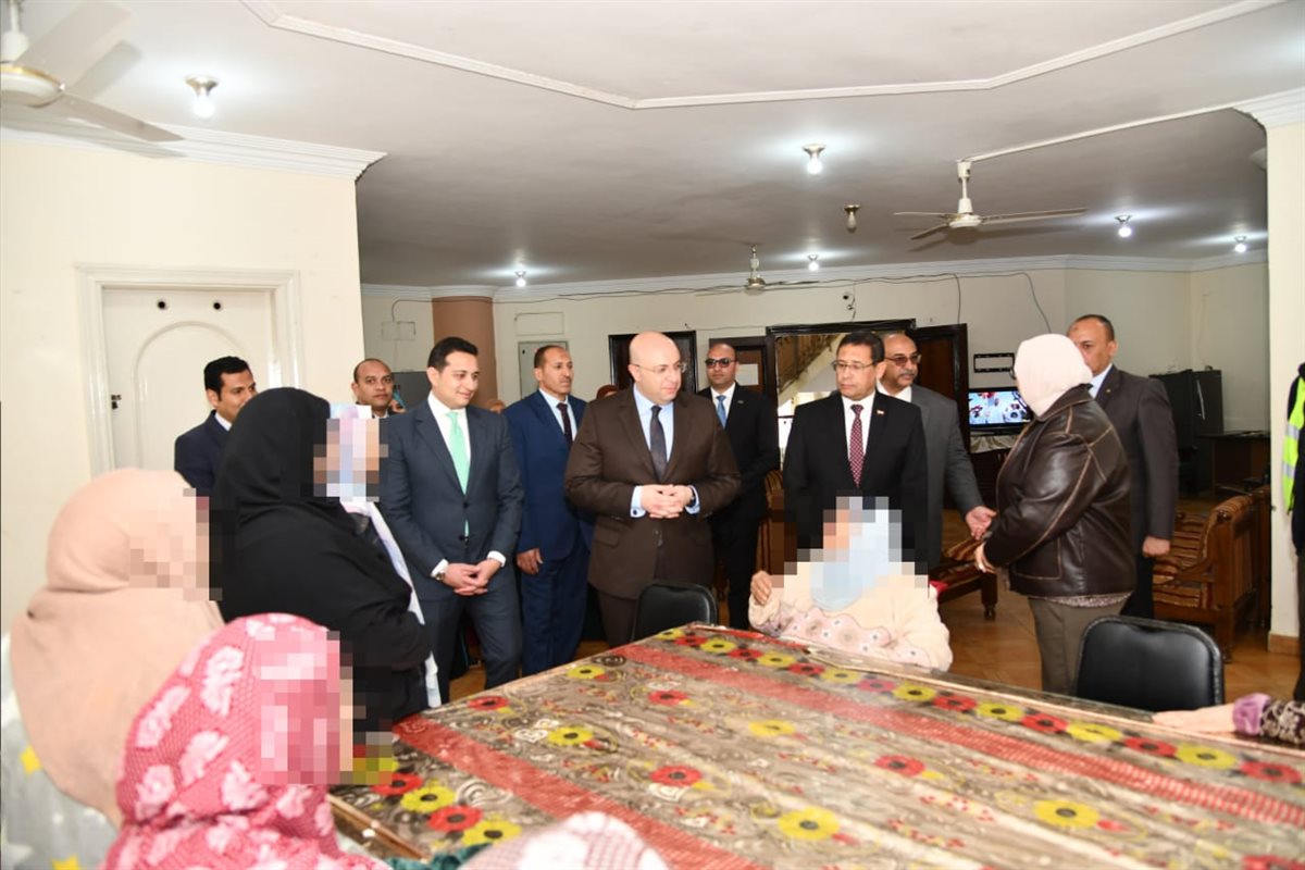 محافظ الفيوم يشارك المسنين احتفالهم بعيد الفطر المبارك