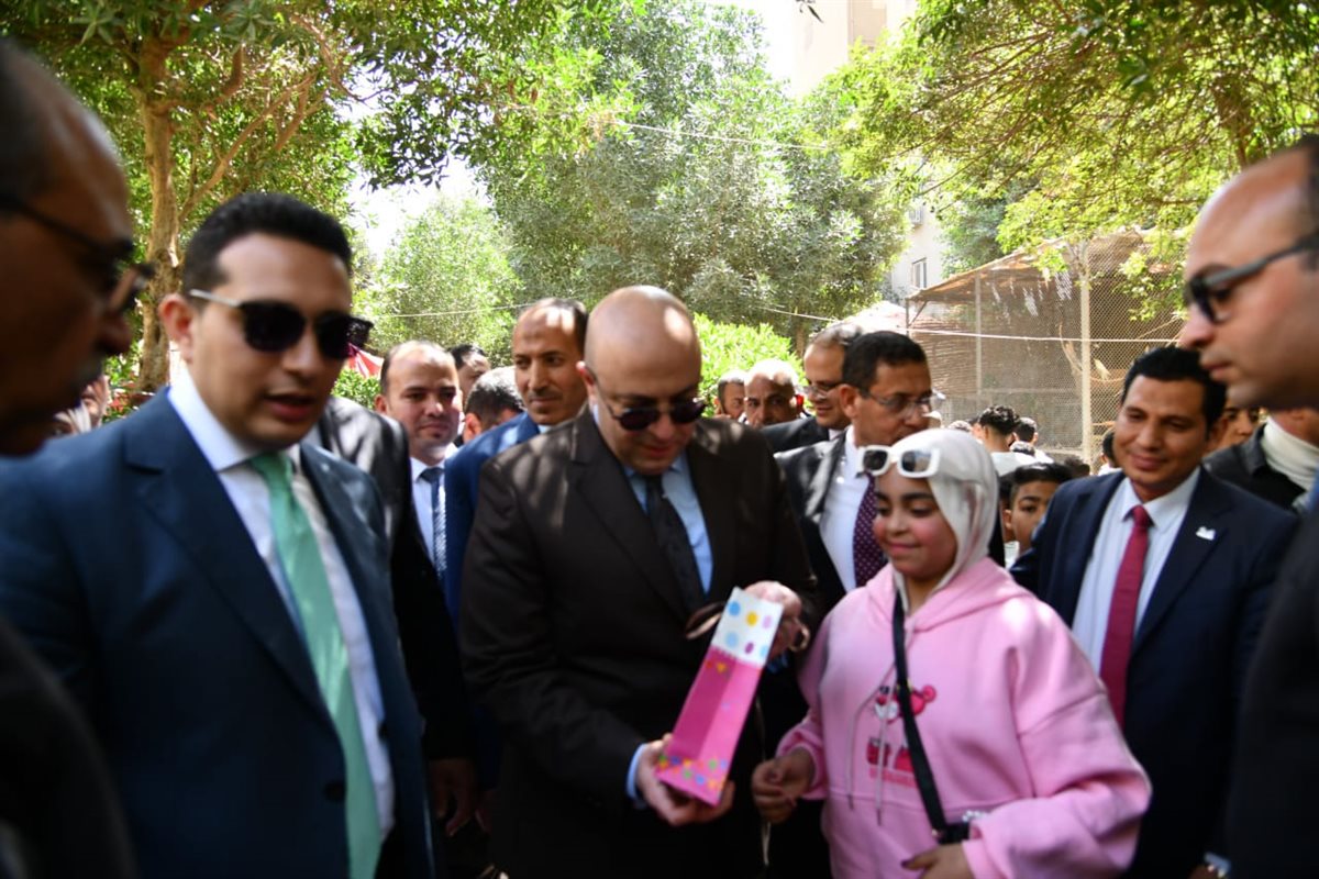محافظ الفيوم يشارك المواطنين فرحة عيد الفطر.. ويوزع الهدايا على الأطفال بحديقة الحيوان