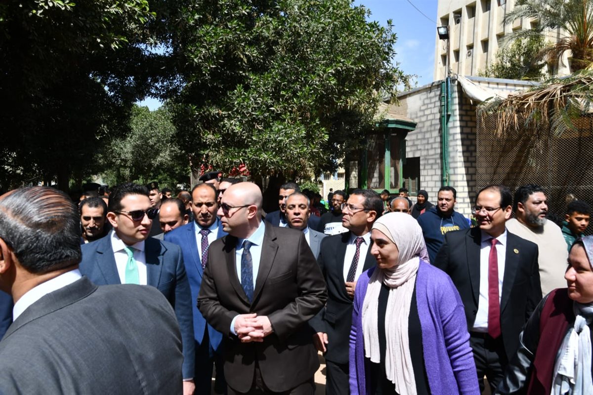 محافظ الفيوم يشارك المواطنين فرحة عيد الفطر.. ويوزع الهدايا على الأطفال بحديقة الحيوان