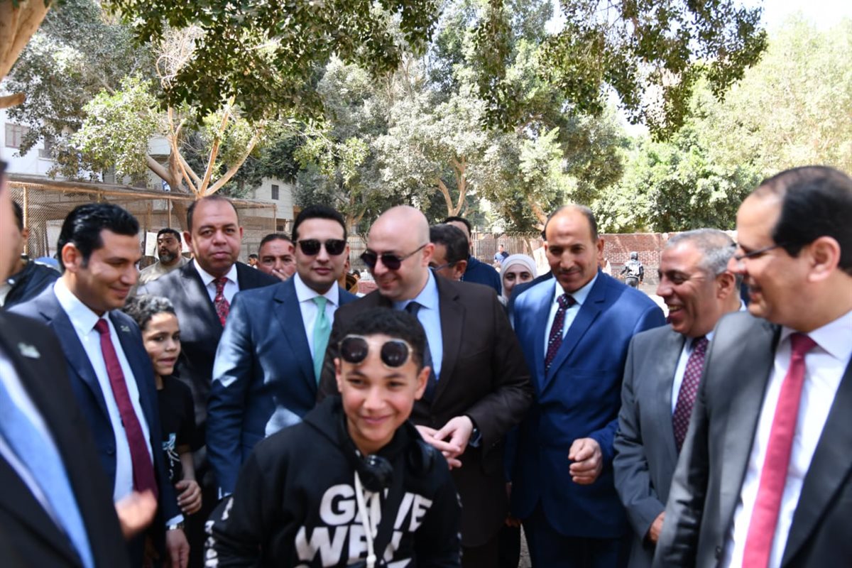 محافظ الفيوم يشارك المواطنين فرحة عيد الفطر.. ويوزع الهدايا على الأطفال بحديقة الحيوان