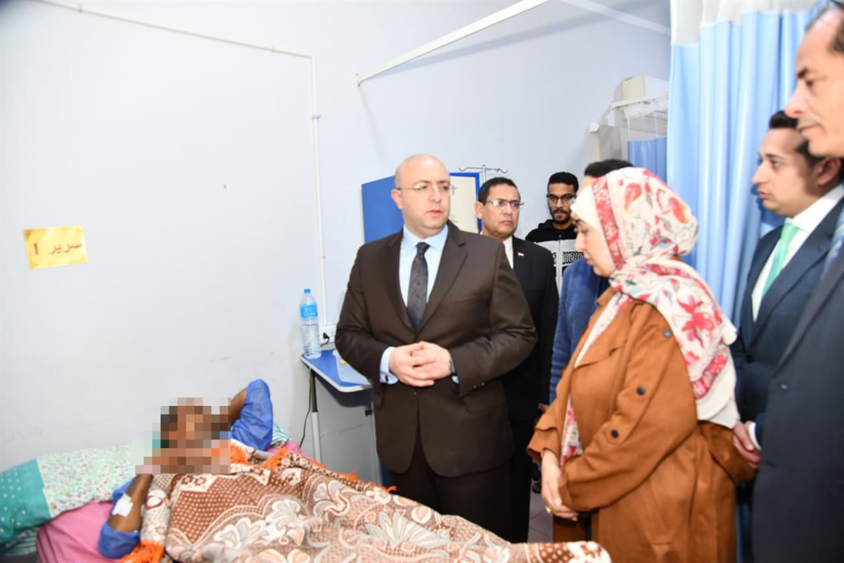 محافظ الفيوم يزور المرضى بالمستشفى العام لتهنئتهم بعيد الفطر