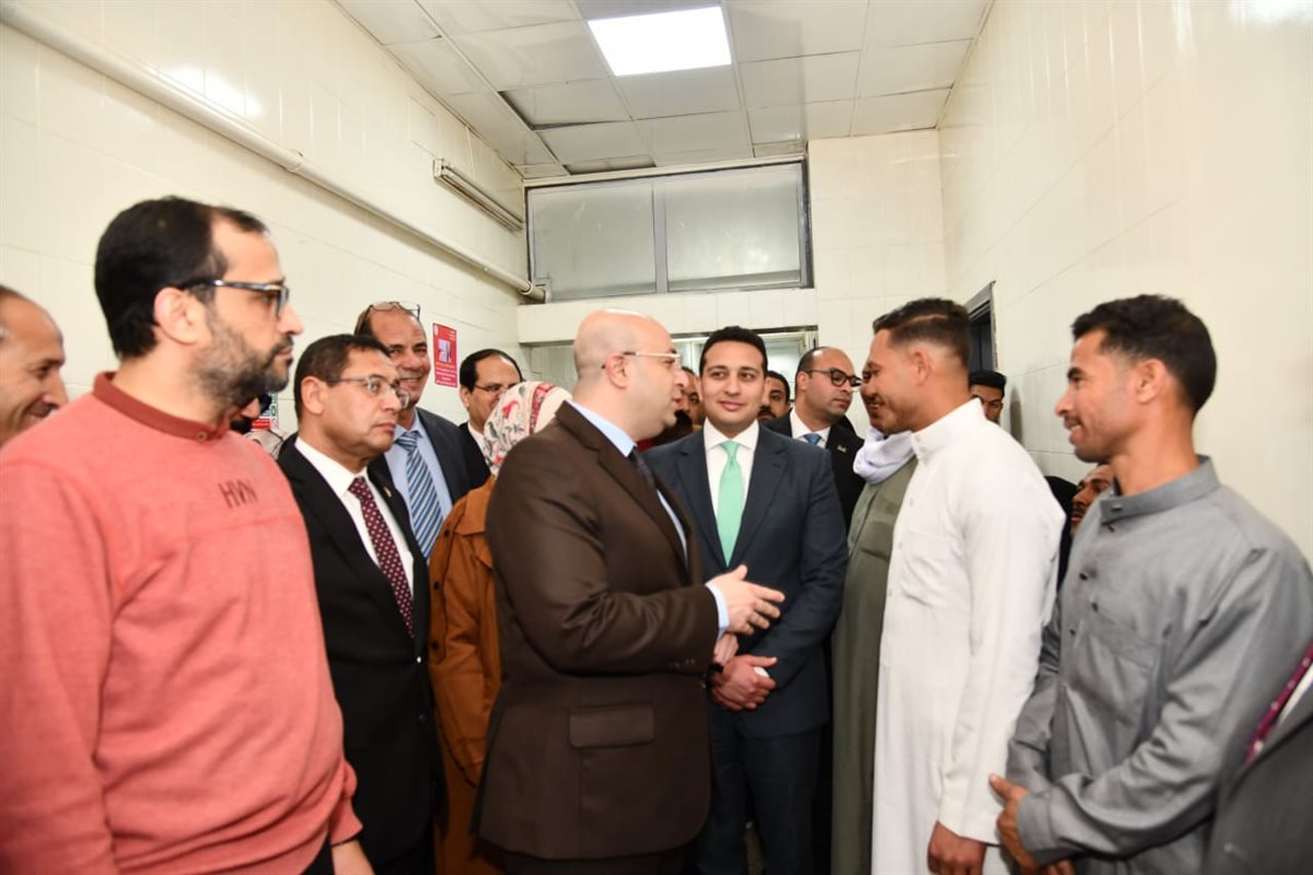 محافظ الفيوم يزور المرضى بالمستشفى العام لتهنئتهم بعيد الفطر