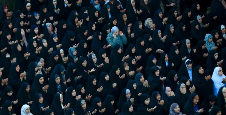 <strong>آلاف المصلين يحيون صلاة عيد الفطر في كربلاء</strong>