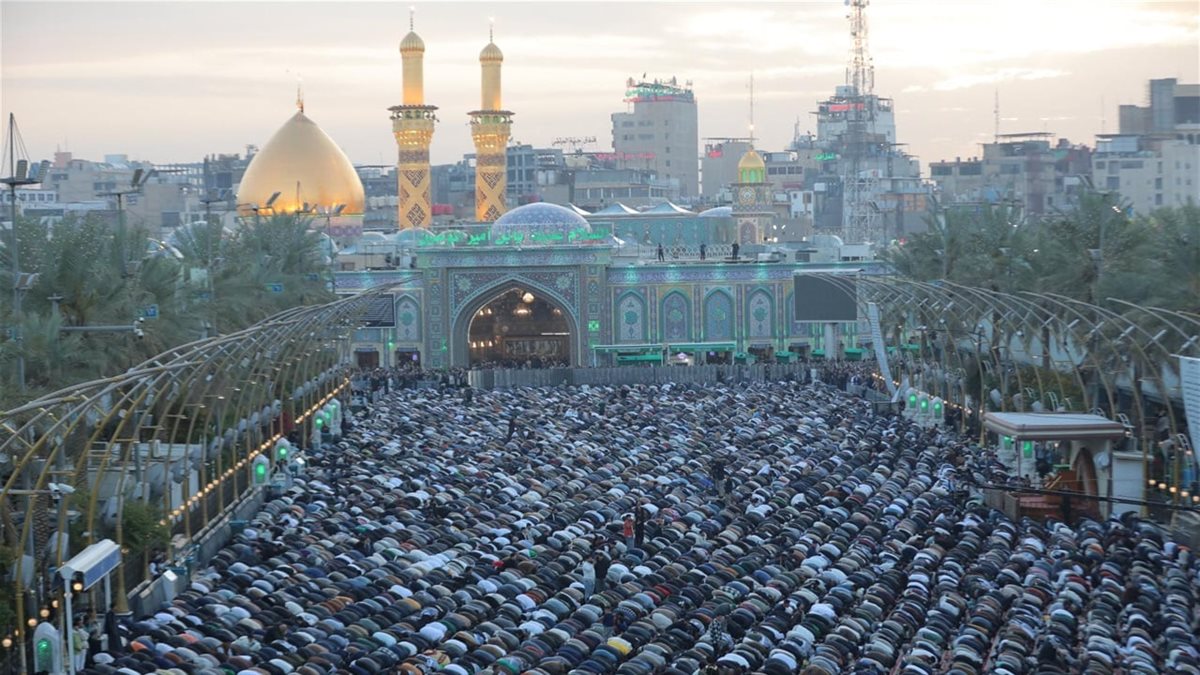 <strong>آلاف المصلين يحيون صلاة عيد الفطر في كربلاء</strong>