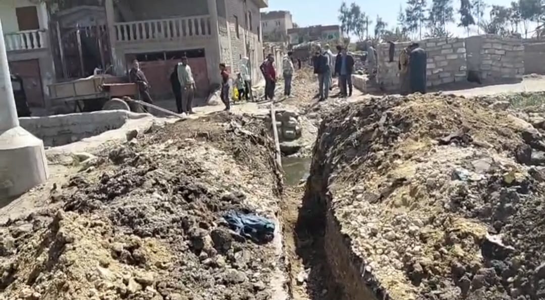 إزالة وصلة مياه خلسة بطول 200 متر على طريق حجز دفنو بالفيوم خلال جولاته الميدانية