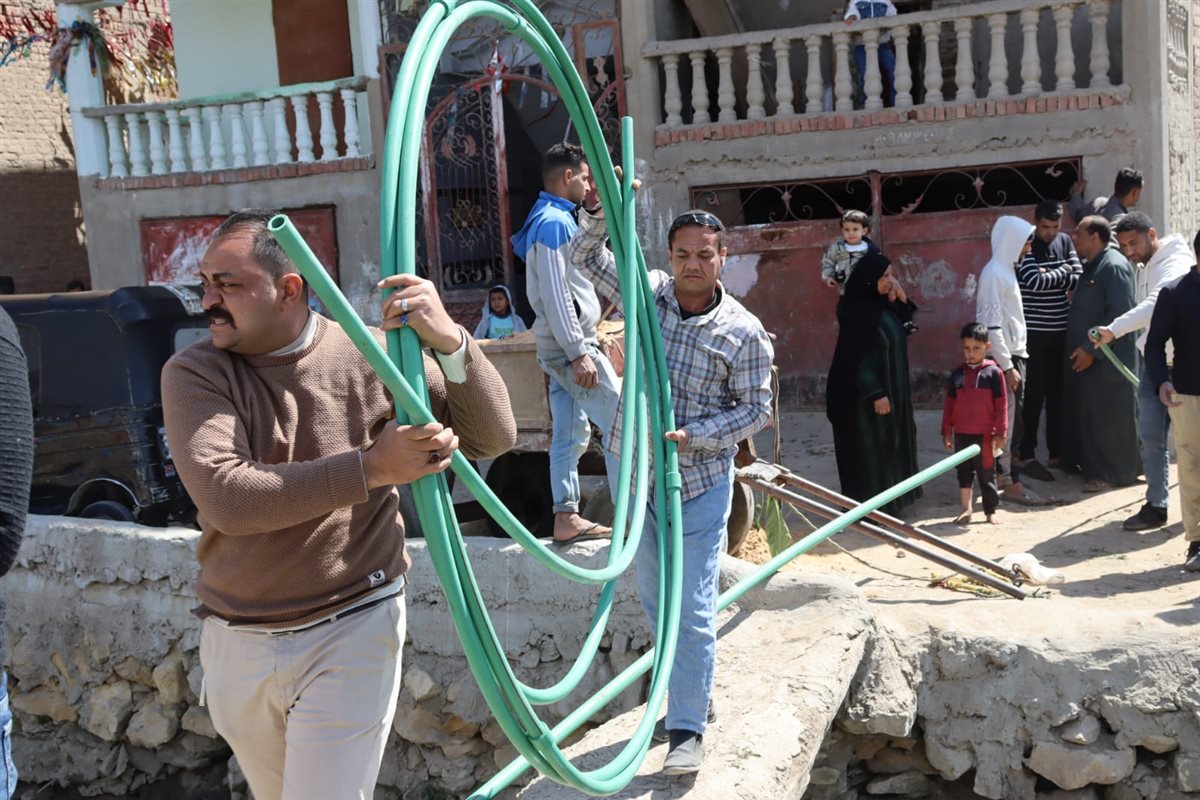 إزالة وصلة مياه خلسة بطول 200 متر على طريق حجز دفنو بالفيوم خلال جولاته الميدانية