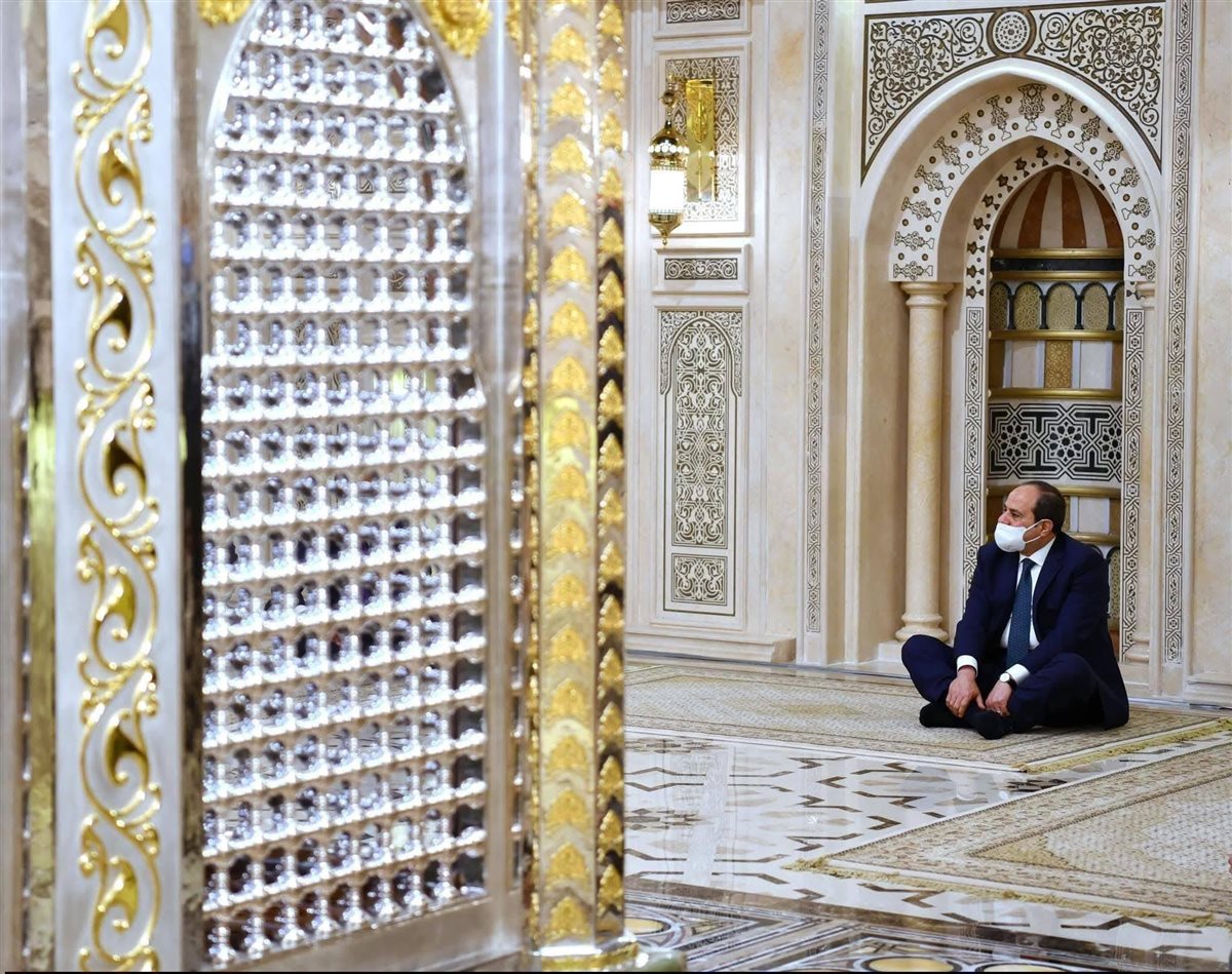 الرئيس السيسي في حضرة الحسين