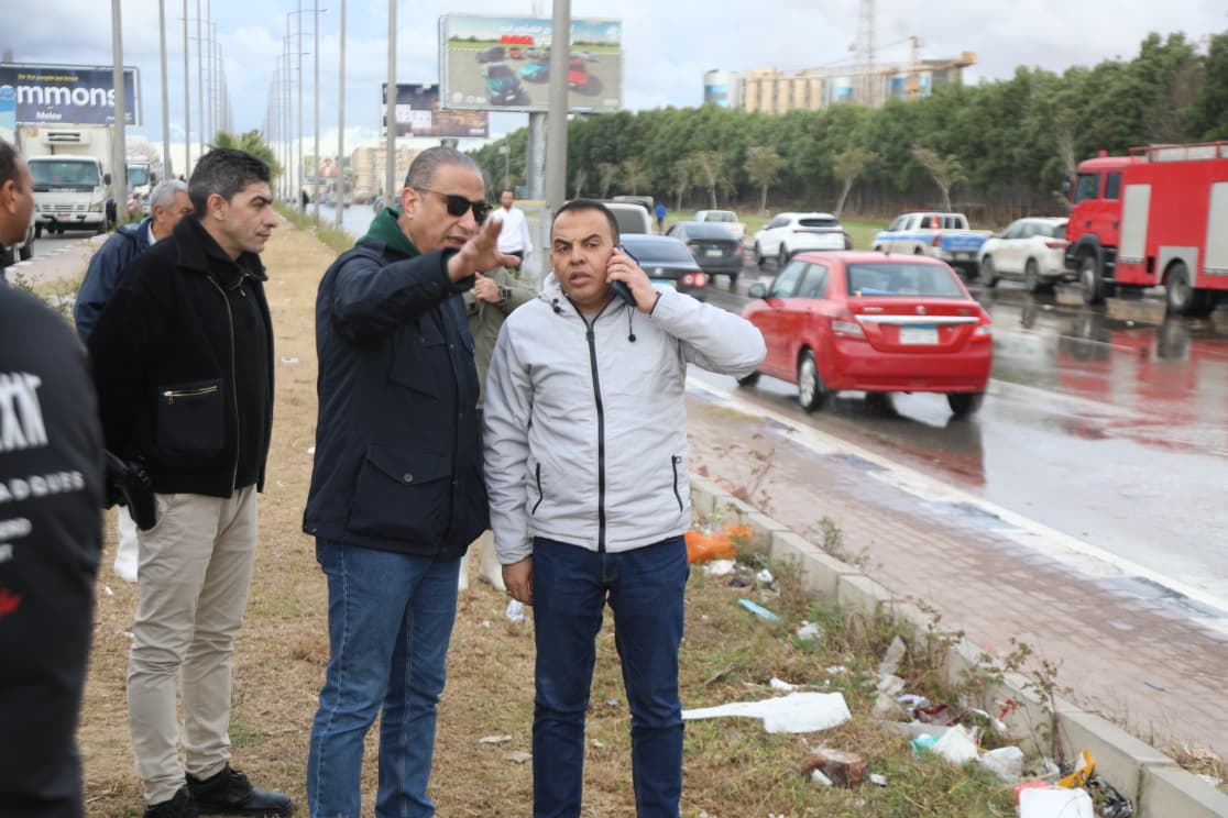 جانب من متابعة المحافظ لشفط مياه الأمطار