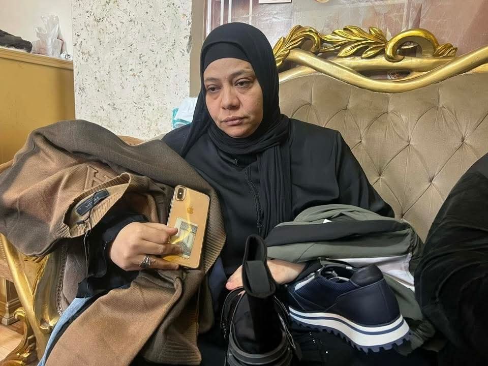 والدته الضحية تحتضن ملابسه