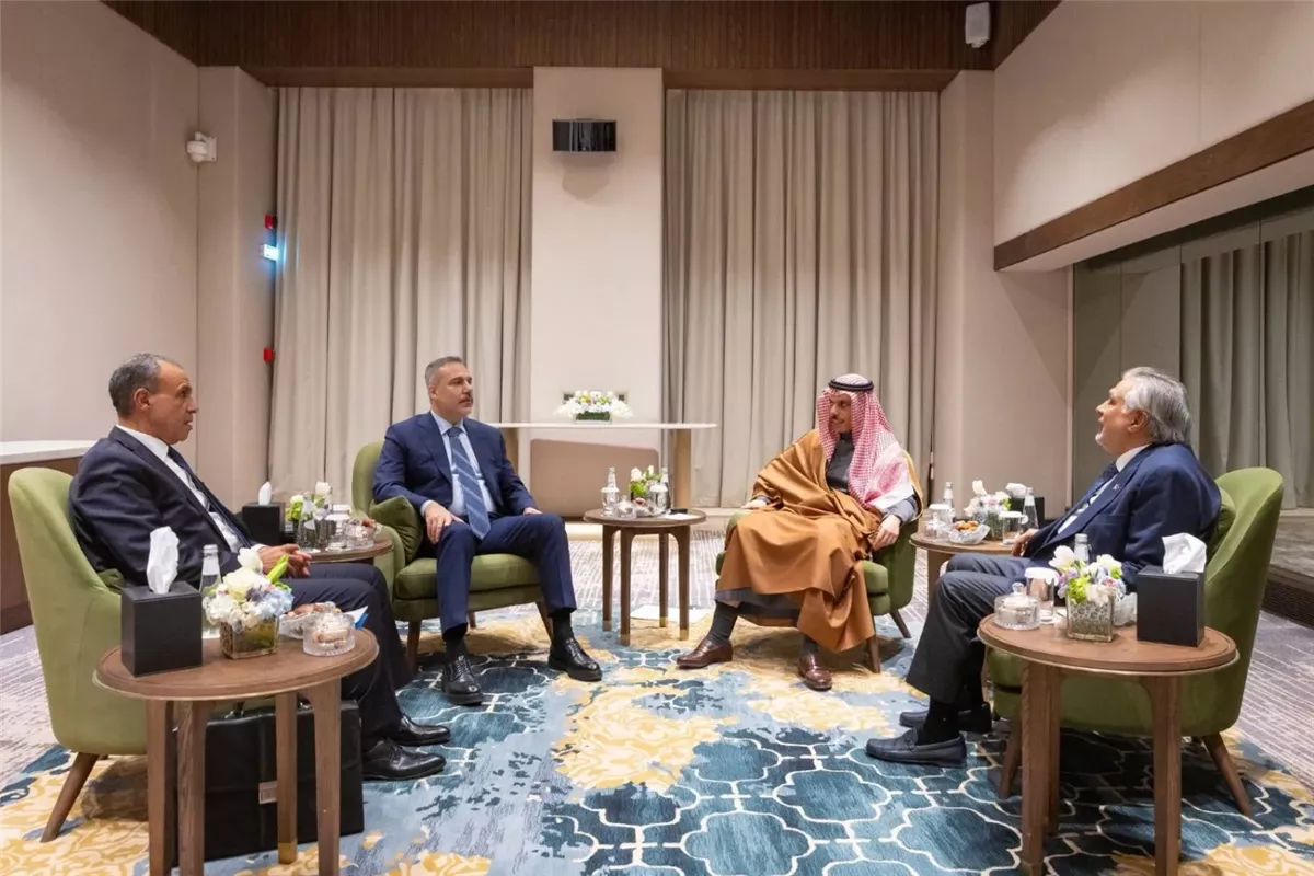 وزير الخارجية يسلم 1000 طن من المساعدات الإغاثية