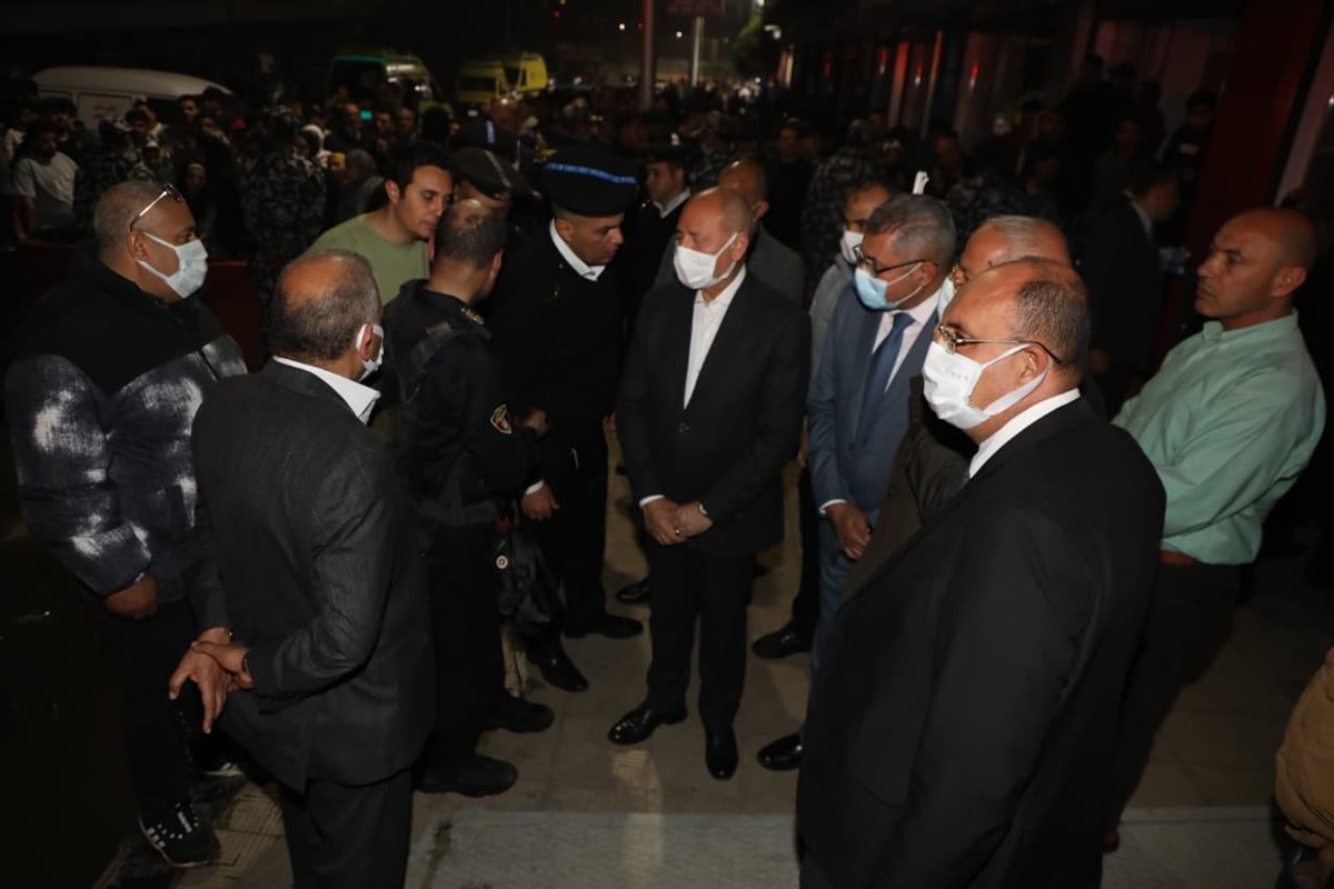 جانب من متابعة المحافظ للحريق