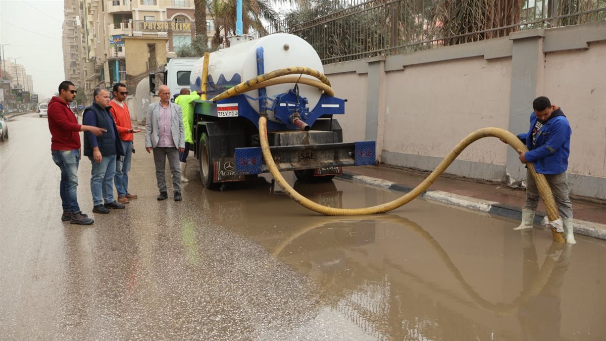 من ميادين وشوارع المحافظة.. رئيس مياه الفيوم يتابع أعمال سحب وشفط تجمعات مياه الأمطار