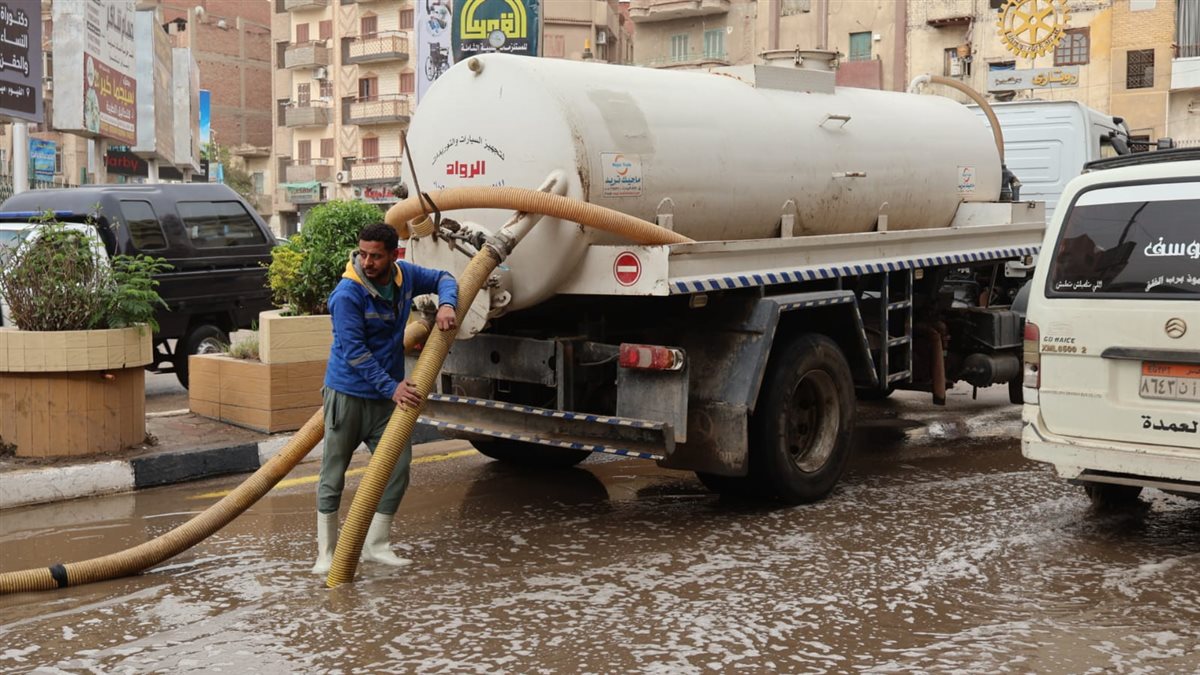 من ميادين وشوارع المحافظة.. رئيس مياه الفيوم يتابع أعمال سحب وشفط تجمعات مياه الأمطار
