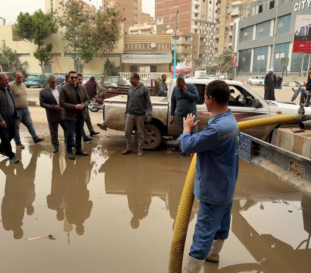 نائب محافظ الفيوم يتابع أعمال كسح مياه الأمطار بعدد من شوارع وأحياء المدينة