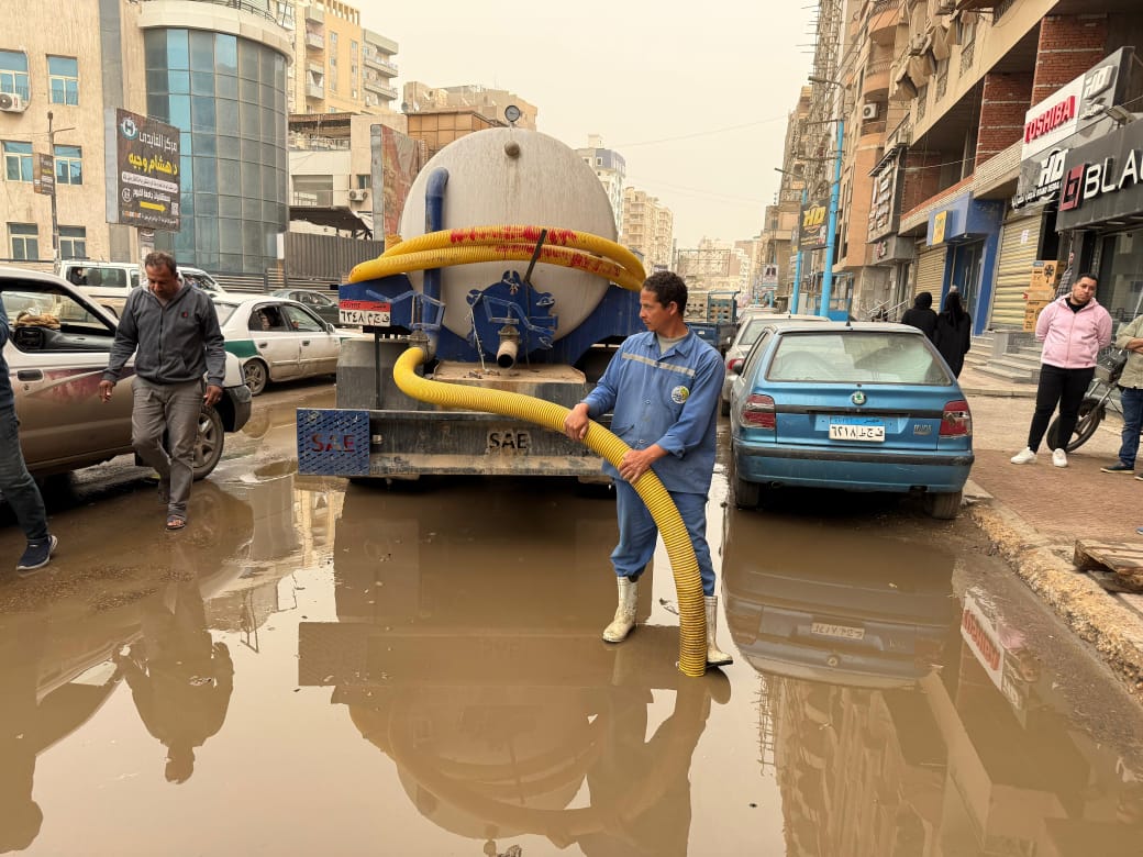 نائب محافظ الفيوم يتابع أعمال كسح مياه الأمطار بعدد من شوارع وأحياء المدينة