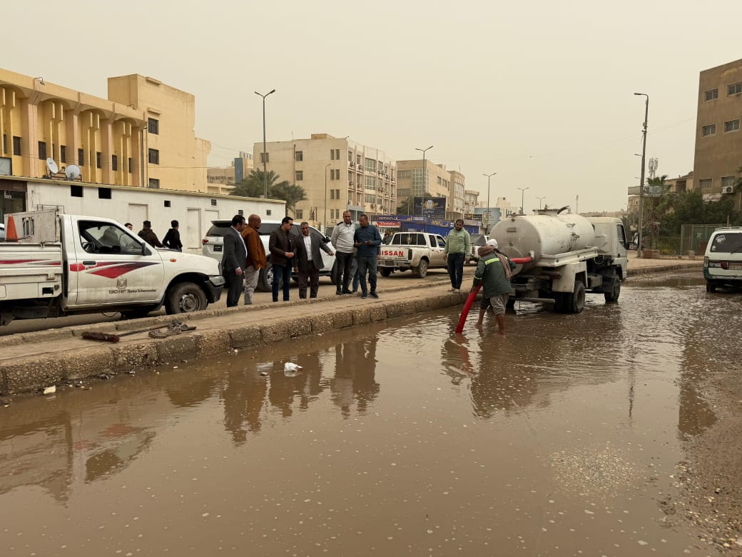 نائب محافظ الفيوم يتابع أعمال كسح مياه الأمطار بعدد من شوارع وأحياء المدينة